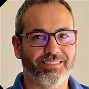 Profesor de artes marciales que fomenta la evolución personal mediante el entrenamiento marcial